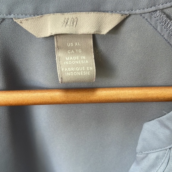 H&M Gray Women’s Pleated Blouse - Picture 2 of 4